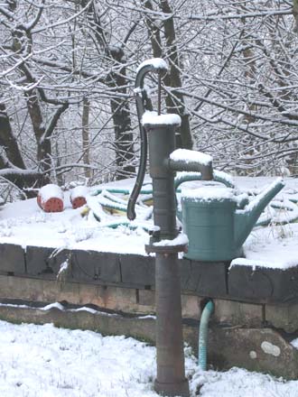 Huddlestone Cottage and The Hayloft gardens in the snow 2011