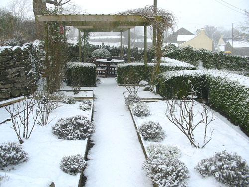 Huddlestone Cottage and The Hayloft gardens in snow February 2009